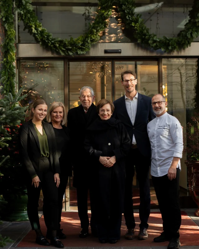 Wir durften Bundespräsidenten Alexander Van der Bellen und seine Gattin Frau Doris Schmidauer anlässlich der Koralmbahneröffnung im Dezember 2025 bei uns im Hotel Das Weitzer begrüßen.

Ein besonderer Besuch rund um einen besonderen Tag, der uns stets unvergessen bleiben wird.✨

@vanderbellen 

#HotelWeitzer #Koralmbahn #Bundespräsident