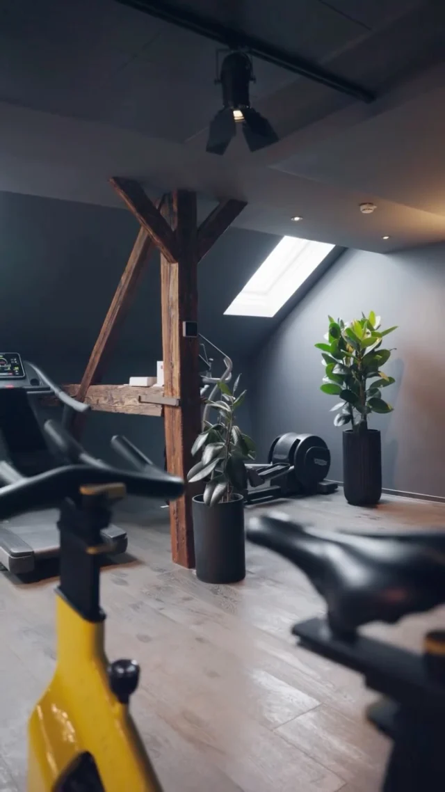 Warum zwischen Trainieren und guter Aussicht wählen?

In unserem Rooftop-Gym ist beides möglich: Beim Training auf dem Laufband oder dem Radl mit Aussicht über das wunderschöne Graz fällt das Schwitzen sowieso gleich leichter. 🏃🏻🚲

Und nirgendwo kann man die Seele so gut baumeln lassen, wie in unserer Sauna über den Dächern von Graz.😌✨

#hotelweitzer #graz #fitness