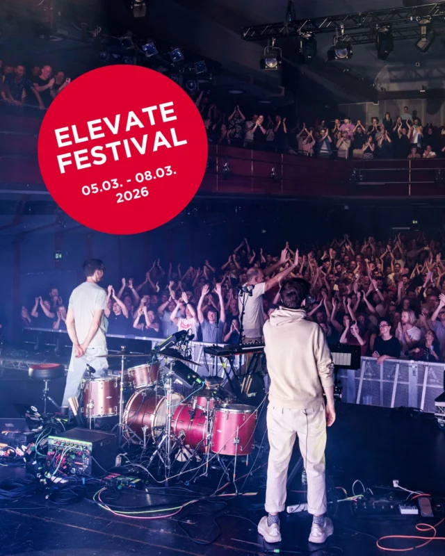 Von 5. bis 8. März 2026 verwandelt das Elevate Festival unsere Stadt wieder in ein pulsierendes Zentrum für elektronische Musik, Kunst und gesellschaftliche Zukunftsfragen. Unter dem Motto „Vital Signs“ stellen internationale Artists, Denker:innen und Klangvisionär:innen die Frage: Wo leuchten die Lebenszeichen unserer Zeit? ✨

Zwischen Dom im Berg, Orpheum, Schlossberg und vielen weiteren Locations wird getanzt, diskutiert, gehört, gesehen und gespürt. Ein Festival, das nicht nur unterhält – sondern bewegt.

Und mittendrin: das Hotel Weitzer – perfekt gelegen für alle, die Elevate hautnah erleben und nach dem Festival in ein gemütliches Bett fallen möchten.

@elevate_festival 
foto credits: David Kranzelbinder 

#hotelweitzer #graz #elevatefestival