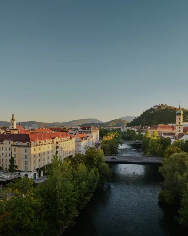 Hurra! 🎉 Unsere neue Website ist da!

Ein Klick – und Sie stehen praktisch schon im Hotel: mitten an der Mur, nah an der Altstadt und umgeben von all dem, was das Weitzer so besonders macht. All diese Eindrücke, Momente und Lieblingsplätze haben jetzt auf unserer Website ein frisches Zuhause bekommen – modern, klar und voller Weitzer‑Gefühl. ✨

Ein Hauch vom Kaffee Weitzer ☕️, ein Vorgeschmack auf den Steirer 🍽️, kleine Geschichten, feine Details – alles wartet darauf, entdeckt zu werden.

Und der Rest?
Schauen Sie am besten gleich selbst vorbei. 

👉 Jetzt ins Weitzer‑Gefühl eintauchen: hotelweitzer.com

#hotelweitzer #graz #website