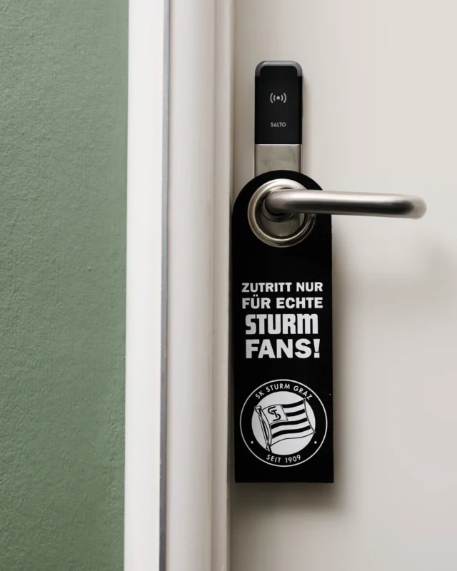 Einmalig. Einzigartig. SK Sturm.⚫️⚪️
Für alle, die Schwarz‑Weiß nicht nur lieben, sondern leben:

Unser SK‑Sturm‑Zimmer ist ein echtes Unikat – genau ein einziges Mal vorhanden und mit viel Leidenschaft für echte Fans gestaltet.

Bis 19.09. gibt’s dieses besondere Zimmer im Hotel Weitzer inkl. Frühstück und kostenloser Minibar für zwei Personen um 119,09 €.⚽️

Und das Beste: Auch als Gutschein erhältlich – perfekt zum Verschenken!
👉 Schnell sein und SK Sturm-Zimmer gleich auf unserer Website sichern!

#hotelweitzer #sksturm