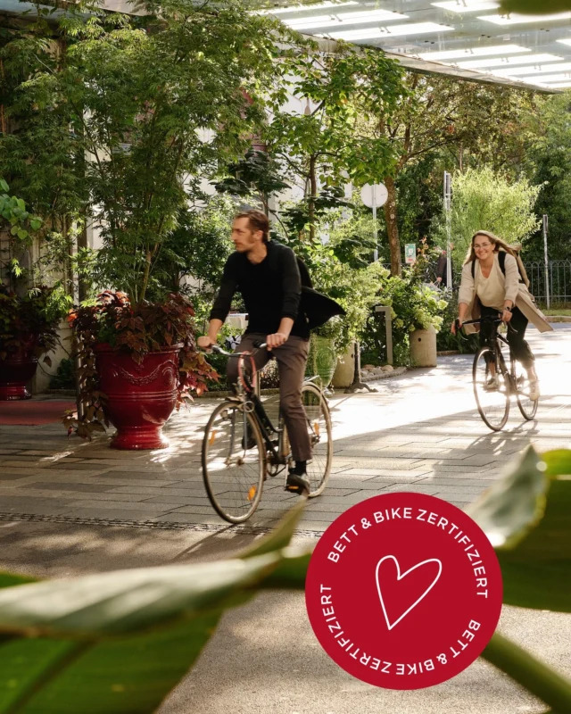 🚴‍♂️☀️Der Sonne entgegen: Der Meridiem Trail bringt frischen Fahrtwind ins Radland Österreich:

Von Wien Richtung Süden, über Graz bis nach Kärnten – sonnenverwöhnt, genussvoll und genau richtig für alle, die Kilometer lieber erleben als zählen.
Wer auf dieser Strecke in Graz ankommt, darf ruhig einen Gang zurückschalten.

Im Hotel Weitzer, direkt an der Mur und nur ein paar Schritte von der Altstadt entfernt, wartet alles, was Radfahrer*innen schätzen:

bequeme Zimmer, ehrlicher Genuss im Steirer, ein klassisches Kaffeehaus zum Durchatmen – und eine Rooftop‑Sauna für müde Beine.

Kurz gesagt: Der Meridiem Trail führt nicht nur durch schöne Landschaften – sondern auch direkt zu uns. 🚴‍♂️✨

@meridiem_trail 

#hotelweitzer #bike #meridiemtrail