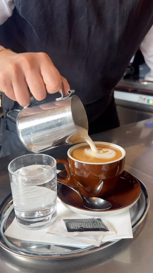 Cremig, klassisch und seit Generationen beliebt.☕️

Der Melange gehört zur österreichischen Kultur, wie die Zeitung zum Kaffeehaus.📰
Schau dir an, wie Anna im Kaffeehaus Weitzer den Melange macht. 

Vorbei kommen und genießen – in unserem Kaffeehaus oder auf der herrlichen Terrasse mit Blick auf den Uhrturm.☀️

#kaffeeweitzer #melange #graz