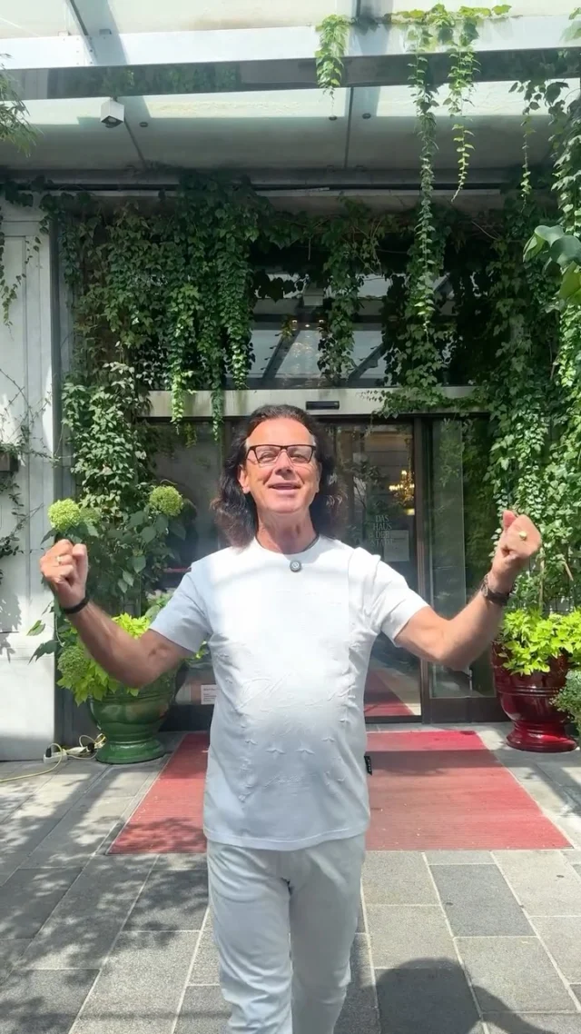 Dreimal dürft ihr raten, wo die Paldauer schlafen, wenn sie Ende Juli nach Graz kommen. 😉

Seit vielen Jahren begrüßen wir  @diepaldauer und ihre Fans als Gäste im Hotel Weitzer – und freuen uns jedes Mal aufs Neue auf ihren Besuch.

Mit ihrem traditionellen Paldauer Open Flair am 31. Juli und 1. August 2026 bringen sie gemeinsam mit ihren Fans die Kasematten am Grazer Schlossberg in strahlendem Weiß zum Leuchten – und zum Beben. ✨

Noch keine Tickets? Noch kein Zimmer?

Es gibt noch Restkarten – und auch wir haben in unseren Schwesternhotels, im Grand Hotel Wiesler und im Hotel Daniel, noch ein paar Zimmer für euch frei.

Meldet euch gerne direkt bei unserer Reservierung:

📞 +43 316 703-400
📧 reservations@weitzerhotels.com

PS: Autogramme zum Frühstück können wir zwar nicht versprechen 😉 – ein Zimmer für das Paldauer-Wochenende aber vielleicht schon. Also schnell reservieren und dabei sein!