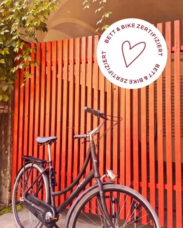 Mit dem Rad nach Graz? - Immer eine gute Idee. 🚴‍♂️ 

Direkt an der Mur, nur wenige Schritte von der Altstadt entfernt, ist das Hotel Weitzer ein guter Zwischen- oder Endstopp für alle, die die Stadt auf zwei Rädern entdecken.

Für müde Beine gibt's eine Rooftop-Sauna, für den Hunger das Restaurant Der Steirer Graz – und für das Fahrrad jetzt auch einen versperrbaren Fahrradstall. 🚲🔒

Kurz gesagt: Gut schlafen, sicher abstellen und am nächsten Morgen weiterfahren. ✨

#hotelweitzer #radfahren #meridiemtrail #graz 

Unser Tipp:  Der Meridiem Trail @meridiem_trail